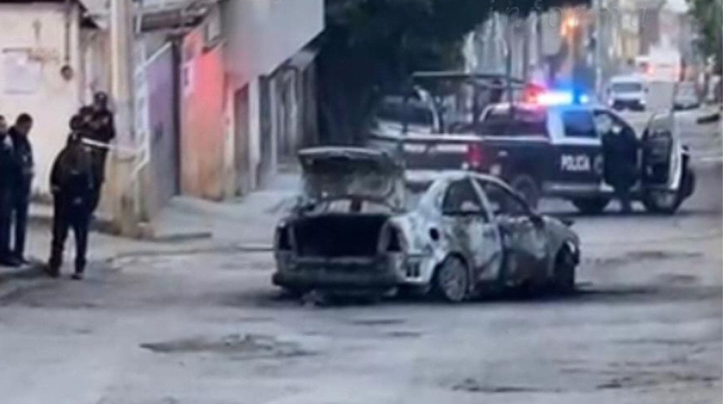 Aparece sujeto sin vida y con huellas de violencia al interior de auto